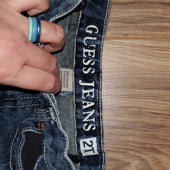 **SOLD** Guess Jeans - Picture 2 of 3